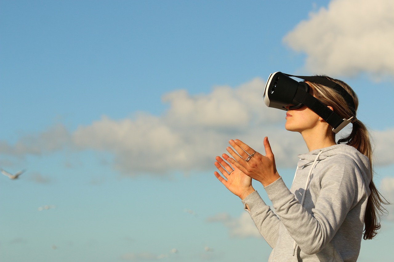 How Virtual Reality Supports Decision-Making in Complex Environments